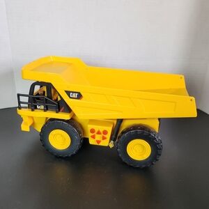 Caterpillar Dump truck Toy - Really Dumps Battery Operated.